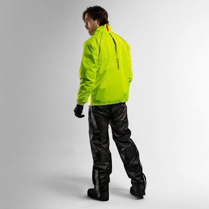 Pantalon negro impermeable con chaqueta neon
