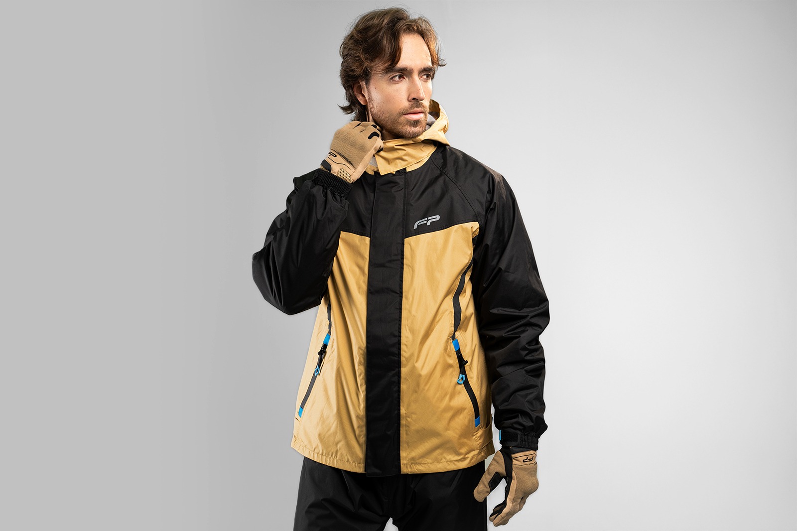 Detalle del cierre frontal con solapa en impermeable color arena