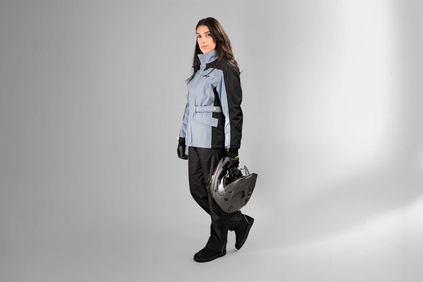 Mujer usando impermeable para moto FP Cyclone azul claro