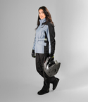 Mujer usando impermeable para moto FP Cyclone azul claro