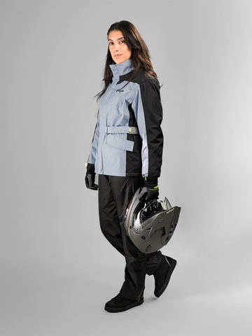 Mujer usando impermeable para moto FP Cyclone azul claro