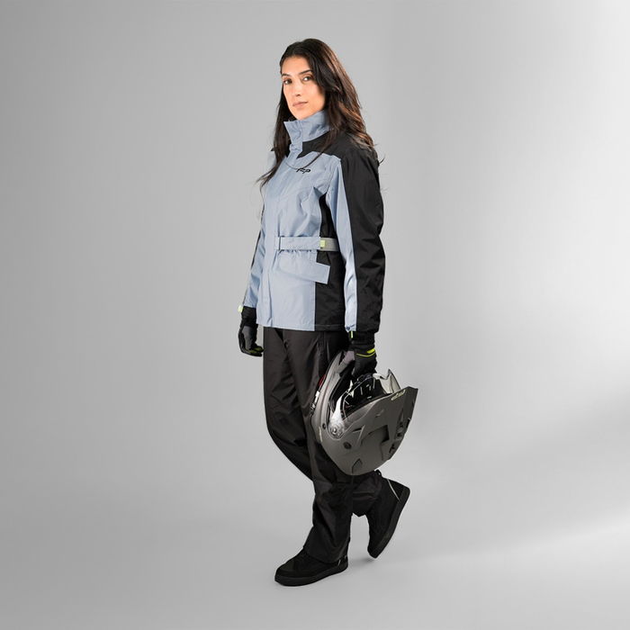 Mujer usando impermeable para moto FP Cyclone azul claro