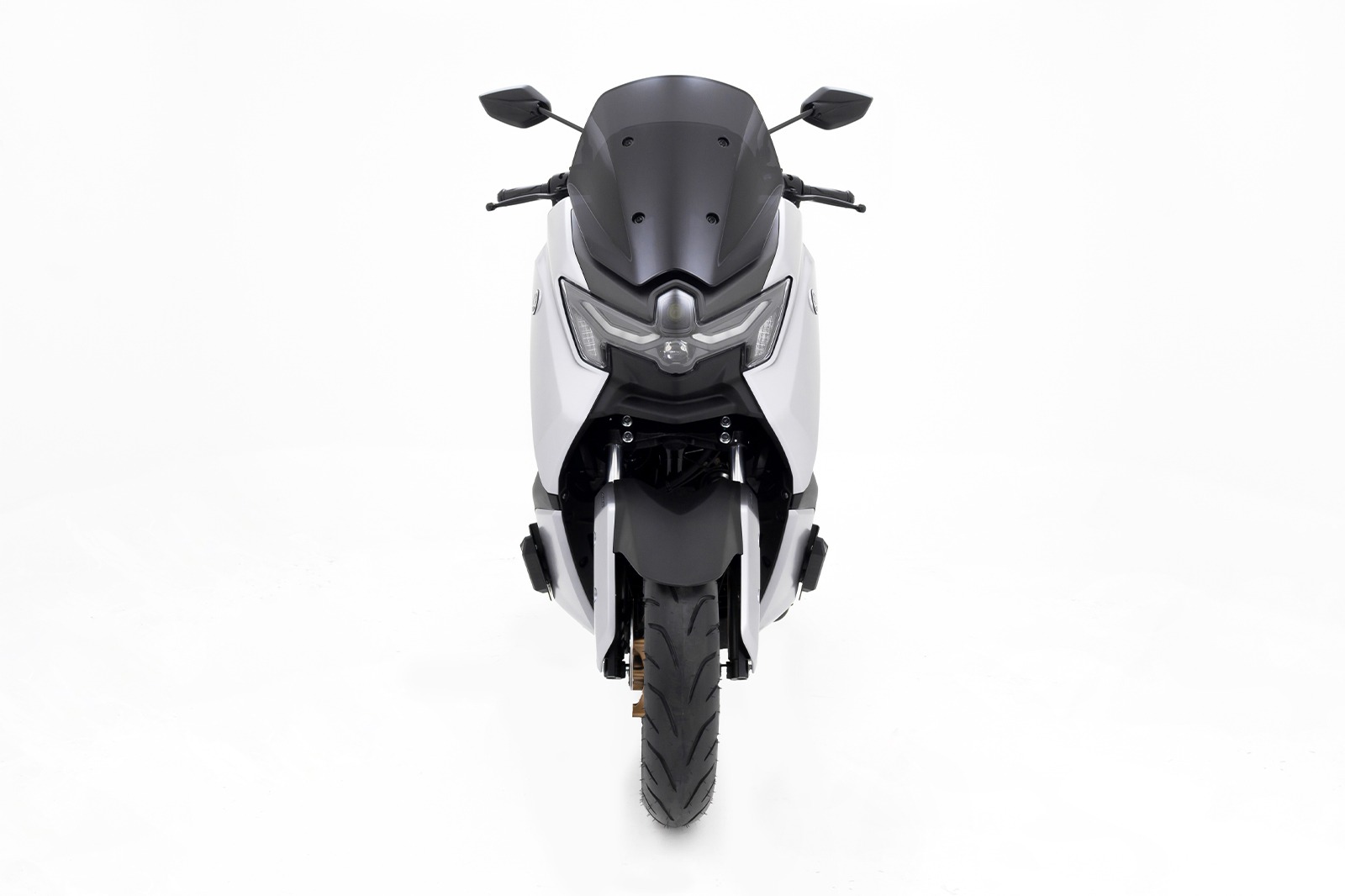 Nmax generación 3 de frente en color gris con sliders instalados