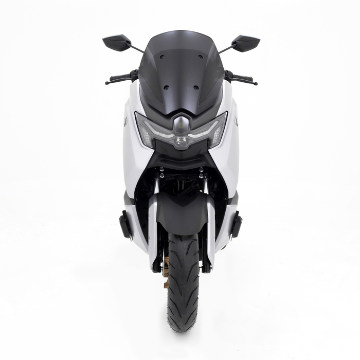 Nmax generación 3 de frente en color gris con sliders instalados