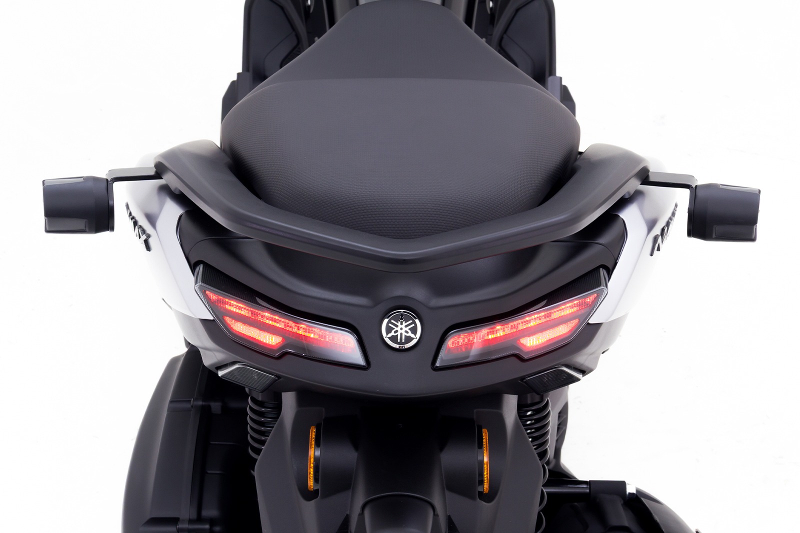 Punto de impacto del slider en piso urbano húmedo