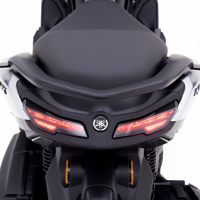 Punto de impacto del slider en piso urbano húmedo