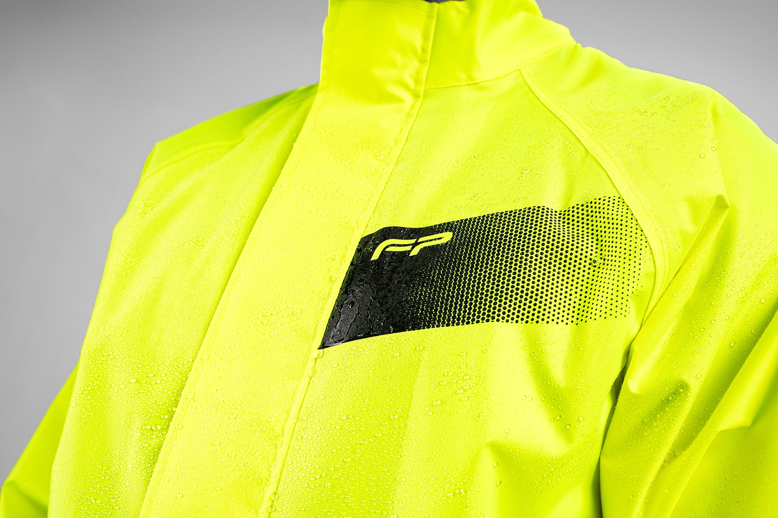 Pecho mojado en chaqueta impermeable