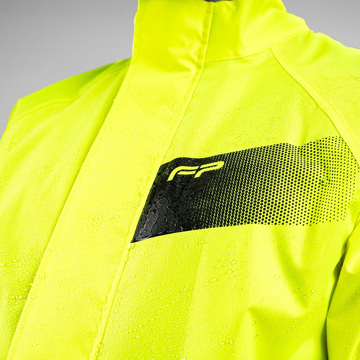 Pecho mojado en chaqueta impermeable