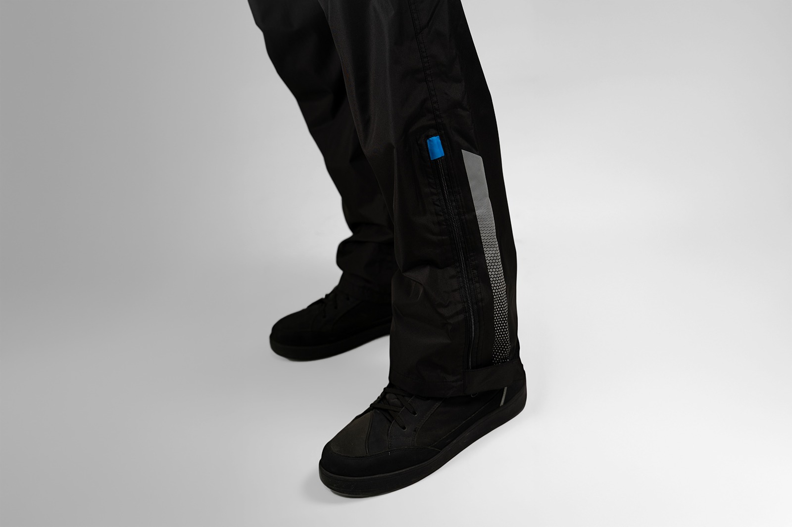 Pantalón impermeable negro combinado con chaqueta color arena