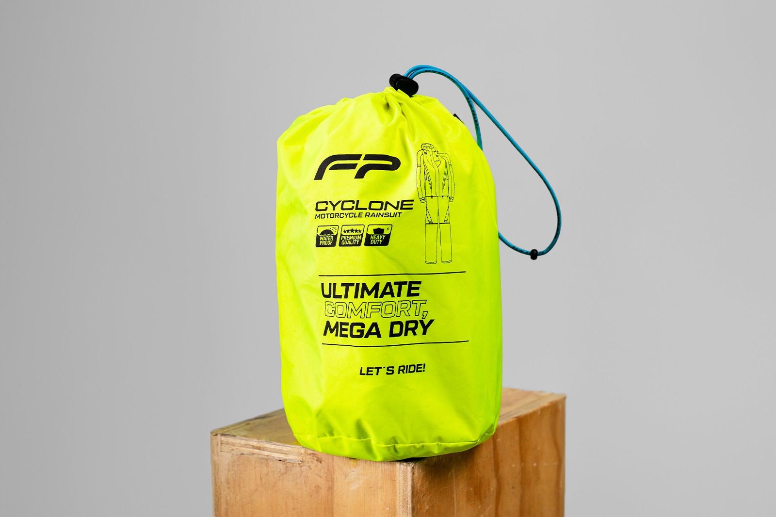 Impermeable Cyclone Neón doblado dentro de su bolsa de transporte