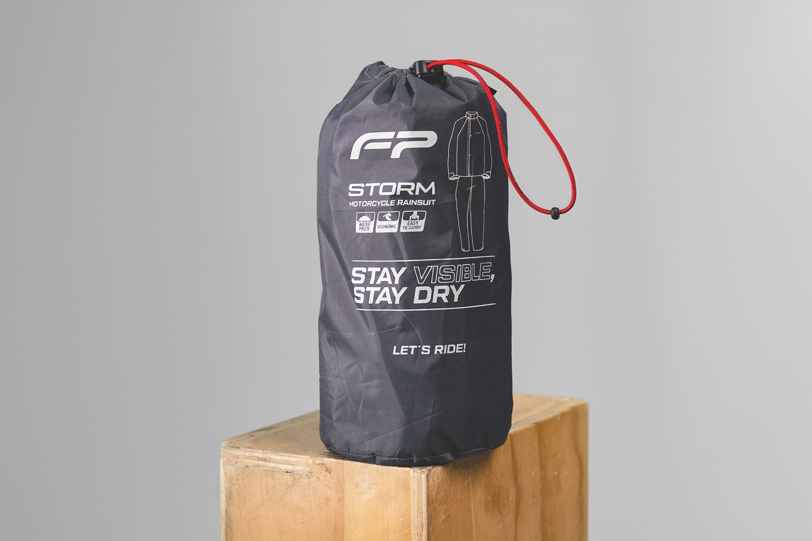 Impermeable para moto Storm color negro y rojo completo
Detalle de botones del cierre frontal impermeable Storm
Chaqueta impermeable gris Storm sobre piloto urbano
Ajuste en puños con velcro del impermeable Storm
Pantalón negro del Storm con botones e