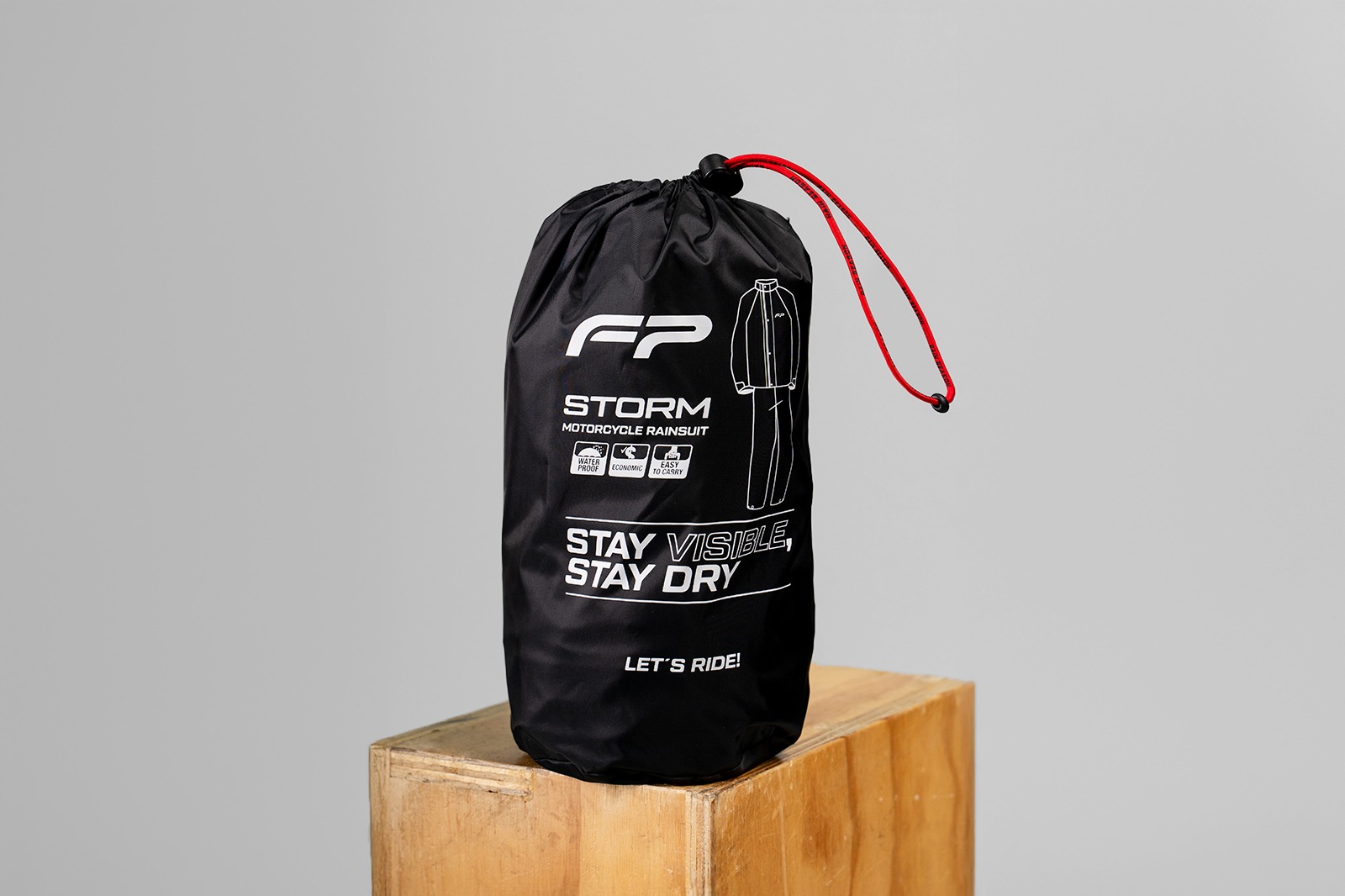bolsa de impermeable storm negro con detalles rojos
