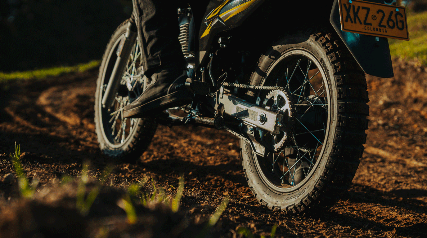 LLANTAS EN TERRENO DESTAPADO