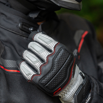 Guante Asphalt Gris con malla ventilada y protecciones, previene sobrecalentamiento en rutas de verano o climas tropicales