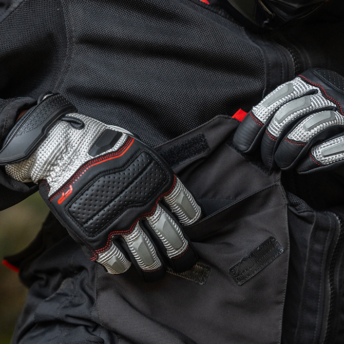 Guantes Asphalt Gris con malla ventilada y protecciones r&iacute;gidas, dise&ntilde;o moderno para viajes bajo el sol