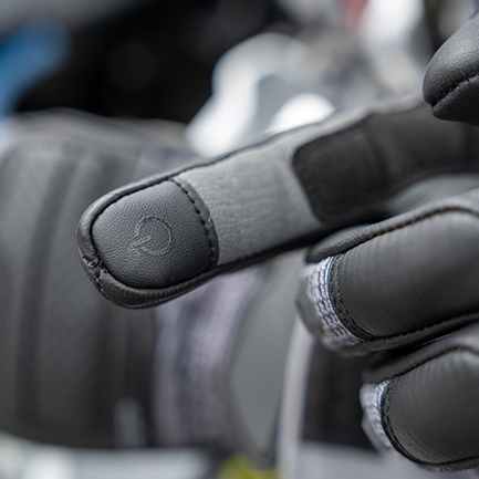 Guante Asphalt Negro para moto con tecnolog&iacute;a t&aacute;ctil, ideal para usar GPS o smartphone sin retirarlo.
