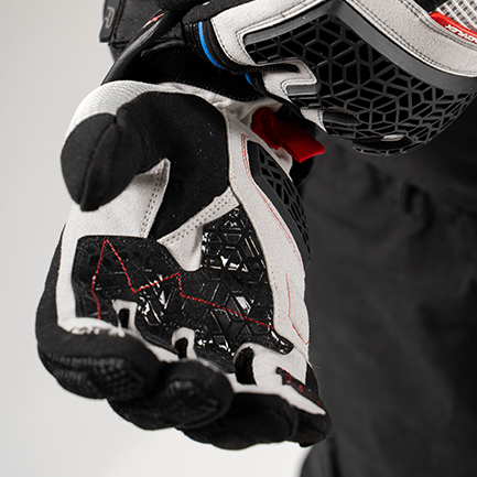 Guantes Xplorer gris con palma reforzada para máximo control y durabilidad Palma reforzada de guantes Xplorer gris con Chamude y silicona para mayor agarre y resistencia