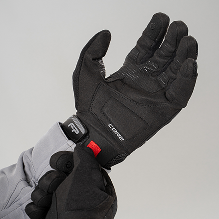 Alternative Text: Detalle de palma de guantes para moto frescos y ventilados, con cuero Chamude y silicona para mejor agarre