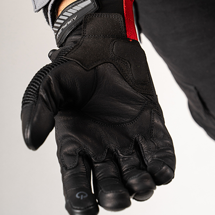 detalle de la palma de los guantes de cuero negros con protecciones