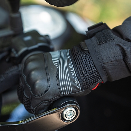 empu&ntilde;ando el grip con guantes de cuero negros