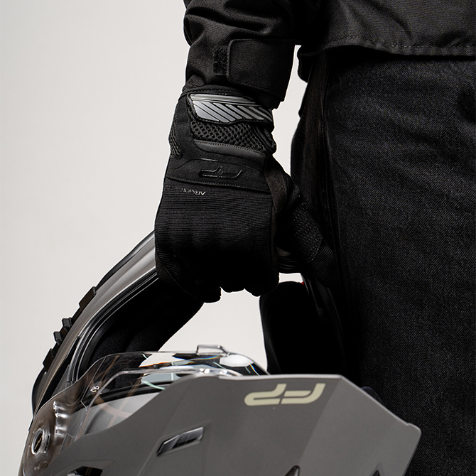 Motociclista con guantes para moto frescos y ventilados, color negro, dise&ntilde;o c&oacute;modo y seguro