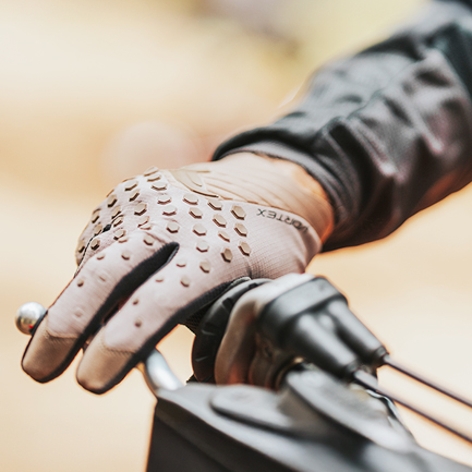 fit en la moto con guantes de enduro y motocross en color cafe