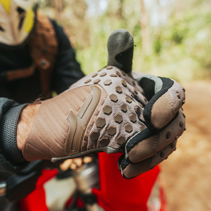 pu&ntilde;os cerrados guantes de enduro y motocross en color cafe