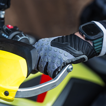 grip de la moto con el guantes de motocross delgados color gris FP Vortex