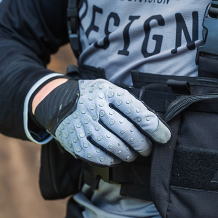 guantes abriendo ri&ntilde;onera del piloto en accion