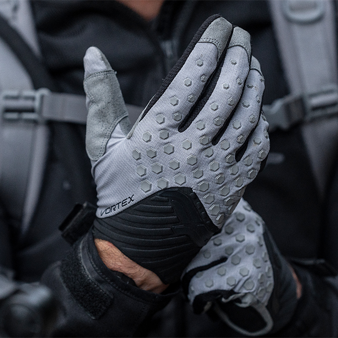 mano con el guante de motocross delgados color gris FP Vortex