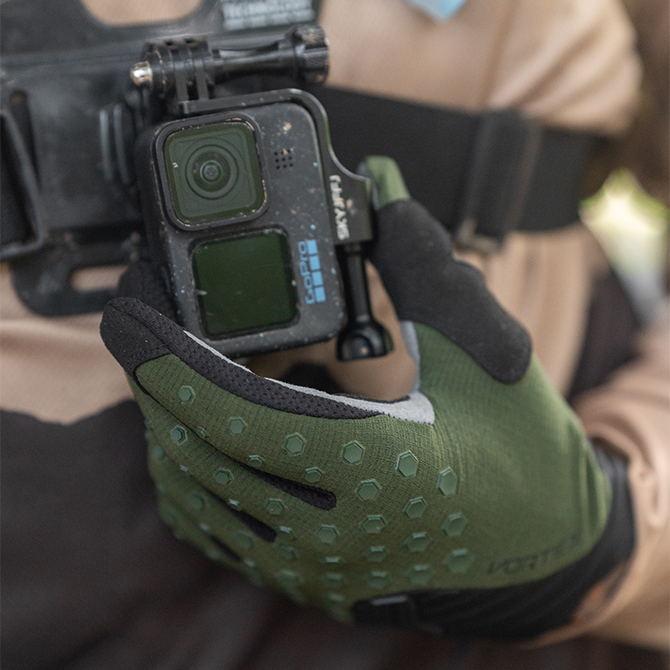 gopro con guantes de moto de motocross verdes