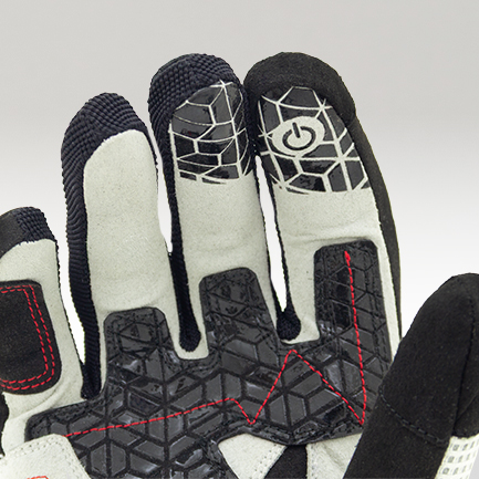 Guantes Xplorer gris con tecnología táctil para GPS, celular y cámara de acción Detalle de la palma de los guantes Xplorer gris para moto, con tecnología táctil AX compatible con pantallas