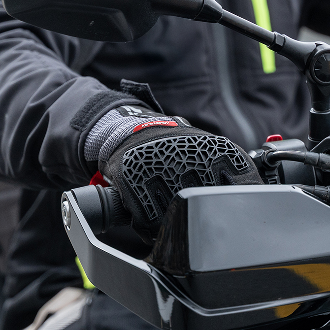 Guantes Xplorer negros para moto, resistentes y ventilados, ideales para aventura y trail
