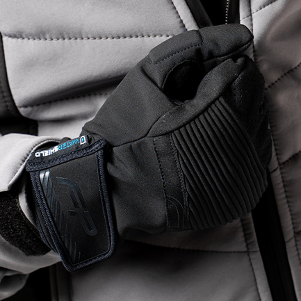 Motociclista asegurando guante Eclipse H2O Negro impermeable, con tejido flexible y confort de uso prolongado