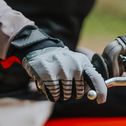 Guantes Ultralight grises para hombre motociclista, dise&ntilde;o ultraligero que combina comodidad, ventilaci&oacute;n y seguridad