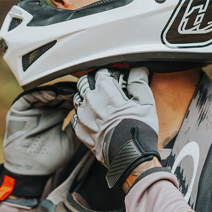 Guantes Ultralight gris aventura moto, compatibles con pantallas t&aacute;ctiles, ideales para GPS y celulares en ruta