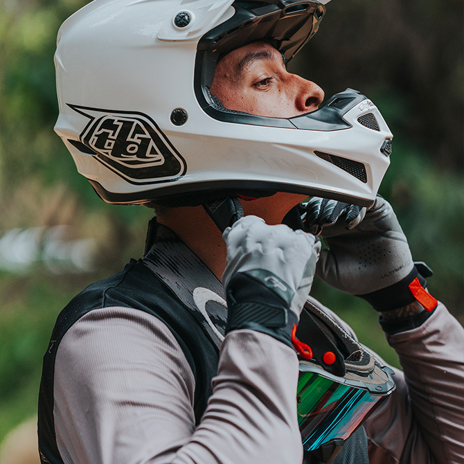 Guantes de moto Ultralight grises, perfectos para enduro y off-road en climas c&aacute;lidos gracias a su dise&ntilde;o transpirable