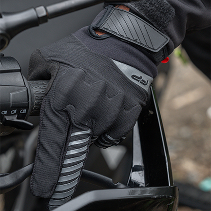 Guantes Ultralight negros para hombre motociclista, dise&ntilde;o ultraligero que combina ventilaci&oacute;n, comodidad y control