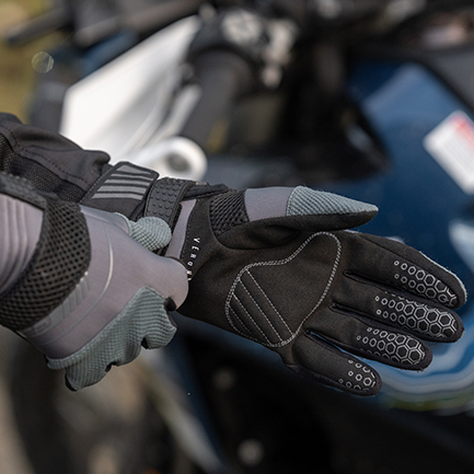 Guantes Verona gris mujer para moto con tecnolog&iacute;a t&aacute;ctil, permiten manejar celular o GPS sin quit&aacute;rtelos