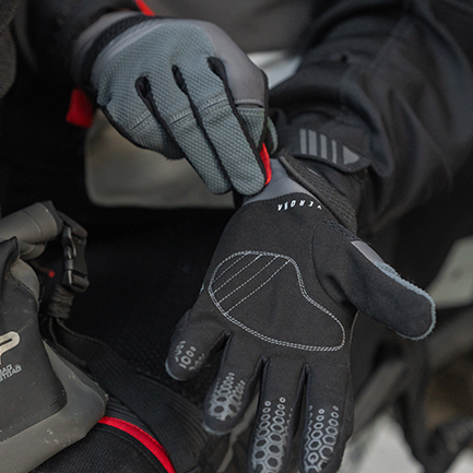 Guantes Verona gris mujer, ventilados y transpirables, mantienen las manos c&oacute;modas en recorridos urbanos y touring