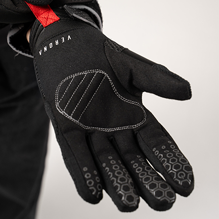 Guante Verona H2O negro impermeable para moto de mujer, con tecnolog&iacute;a t&aacute;ctil para manejar celular o GPS sin quit&aacute;rtelos