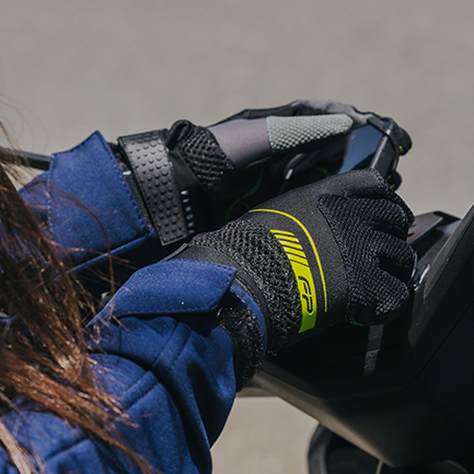 Guante Verona Neon dama para moto con tecnolog&iacute;a t&aacute;ctil, permite usar celular o GPS sin necesidad de quit&aacute;rtelos
