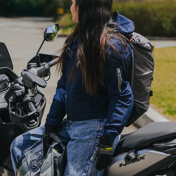 Guantes Verona Neon para motociclista femenina, ventilados y con detalles de color llamativos para destacar el estilo