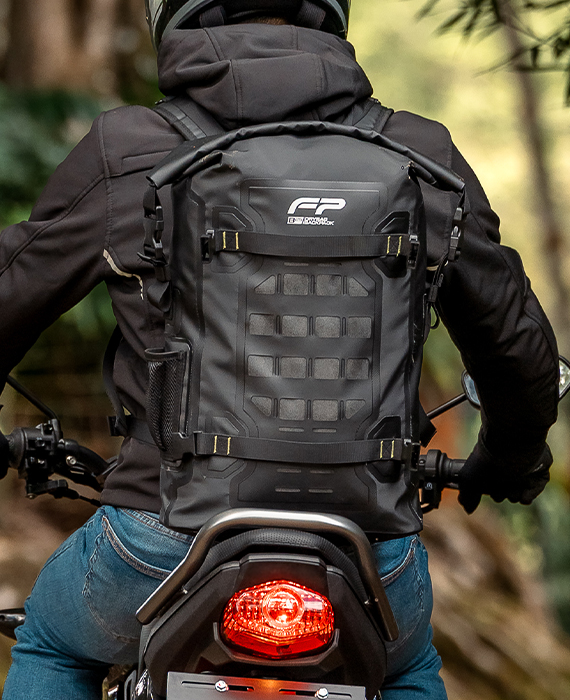 banner de seleccion de morrales y equipaje para piloto de moto marca FP