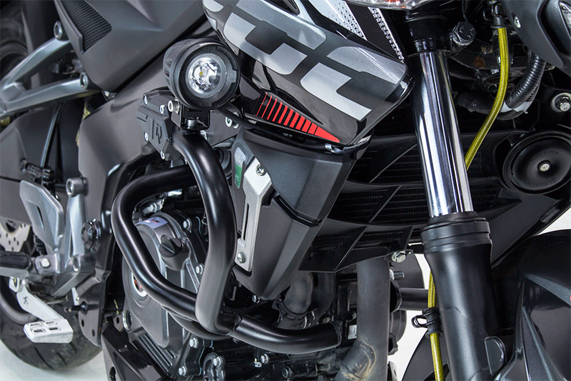 Pulsar 200 NS negra con accesorios