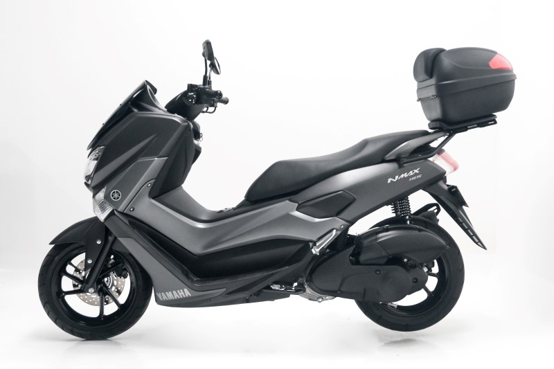 Yamaha NMax con Maleta Plastica Givi o Fire Parts