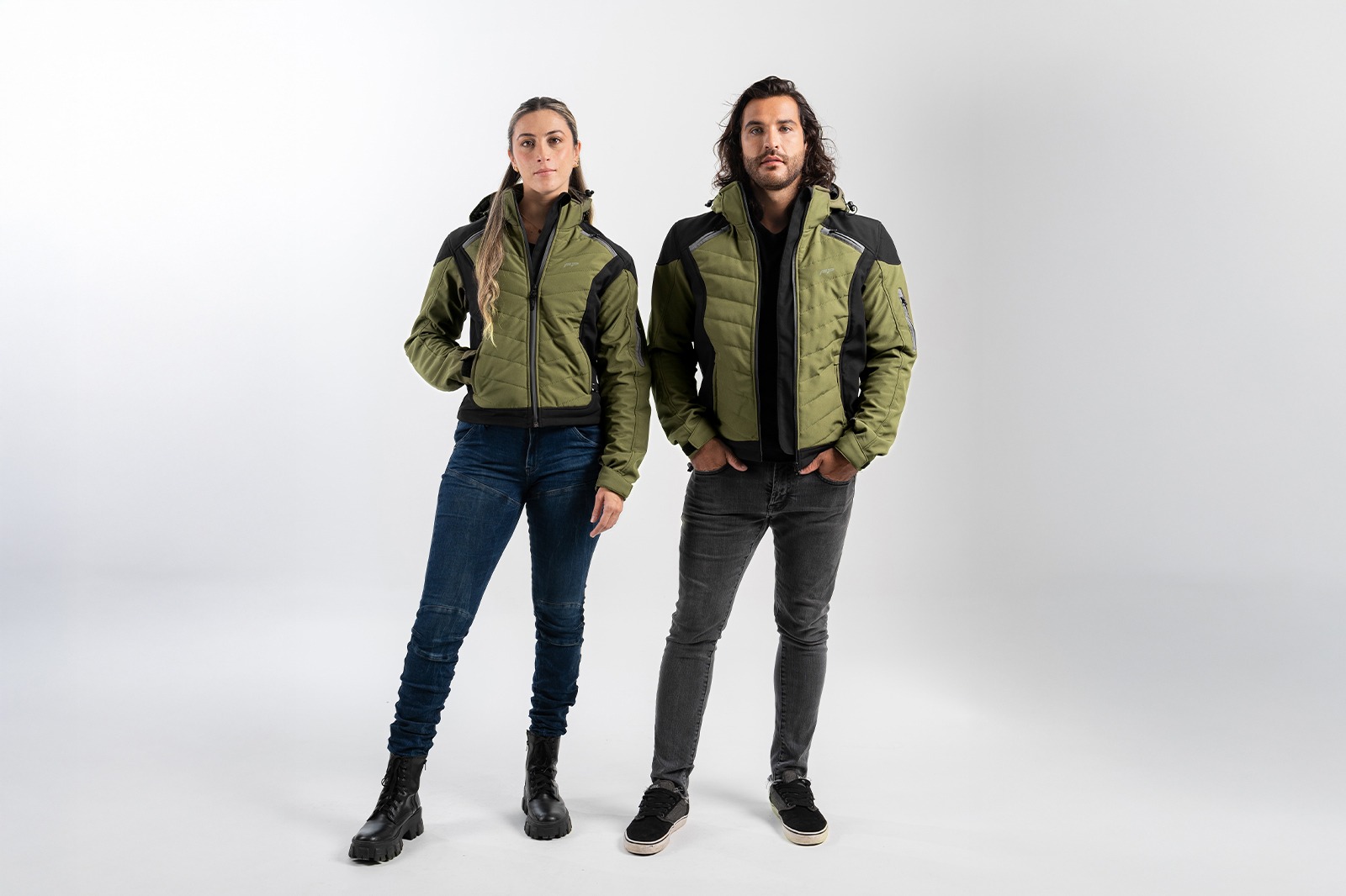 Pareja con Chaqueta Naxos verde militar