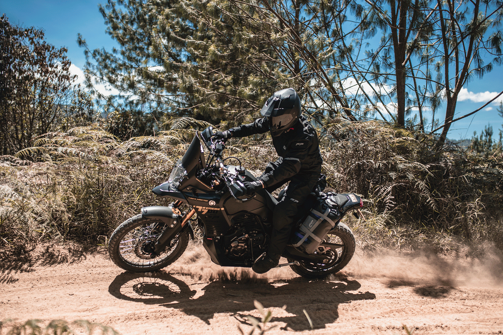 SISTEMA RACKLESS PARA DRYBAG  FP EXPEDITION, Soporte Maletas Laterales, Soporte Textil para Drybag, Organizador de Drybag, Anclaje de Drybag, Maletas Laterales, Cuelga Drybag, Soporte Textil, Drybag, Motocicleta, Correa, Universal, Resistente, Liviano