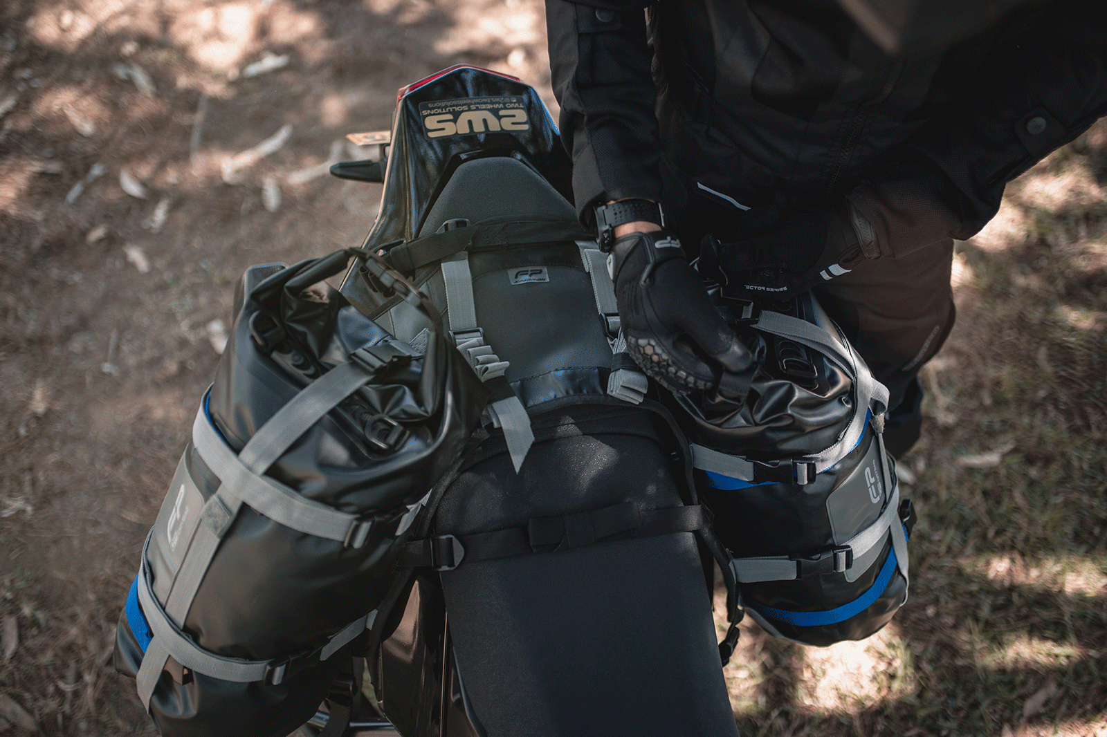 SISTEMA RACKLESS PARA DRYBAG  FP EXPEDITION, Soporte Maletas Laterales, Soporte Textil para Drybag, Organizador de Drybag, Anclaje de Drybag, Maletas Laterales, Cuelga Drybag, Soporte Textil, Drybag, Motocicleta, Correa, Universal, Resistente, Liviano