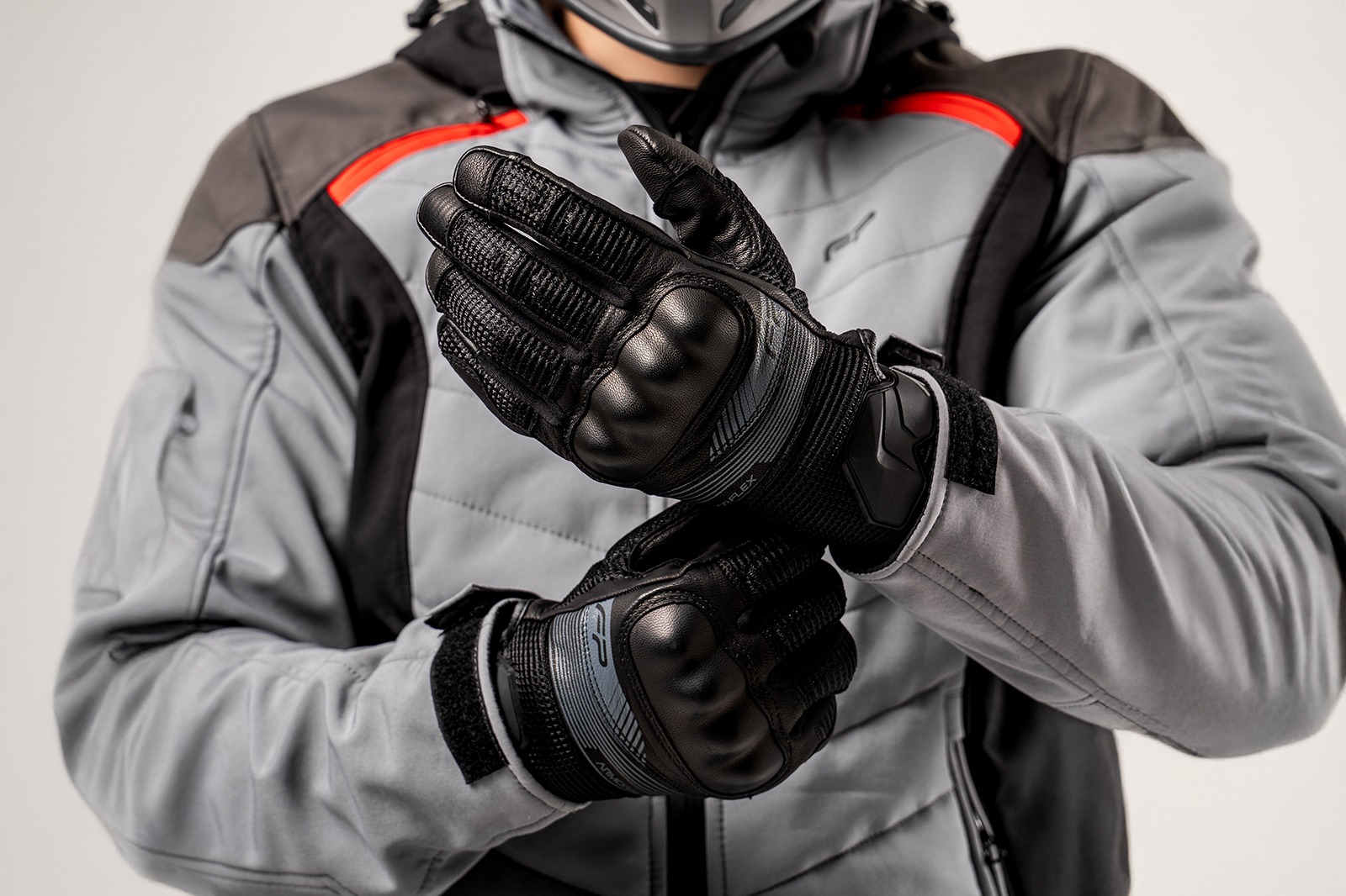 piloto con guantes de cuero negros puestos